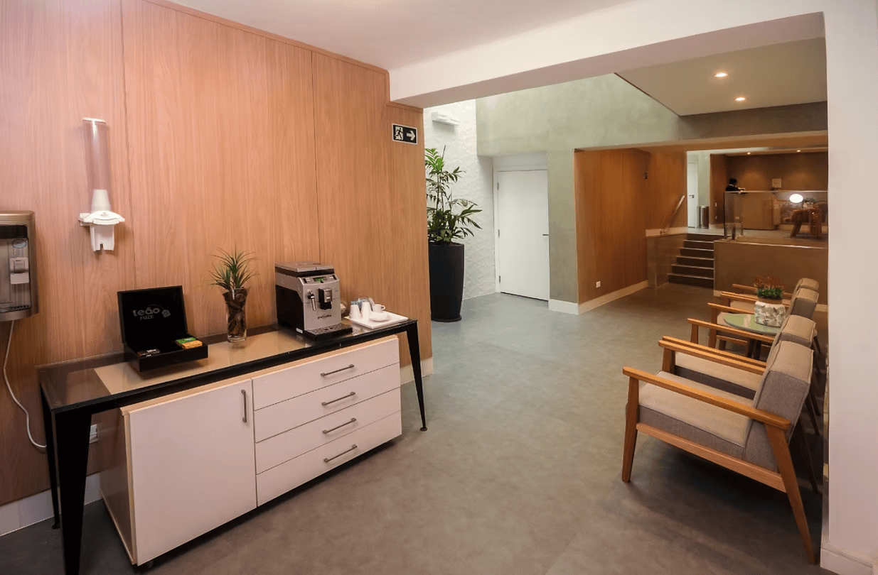 Cantinho do café acolhedor disponível para recepção de pacientes e profissionais.