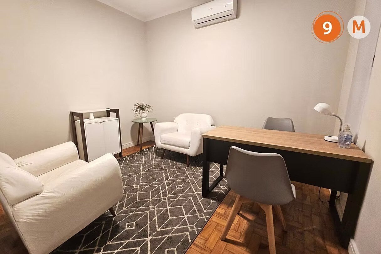Visão geral da sala de atendimento do consultório de psicanálise em São Paulo.